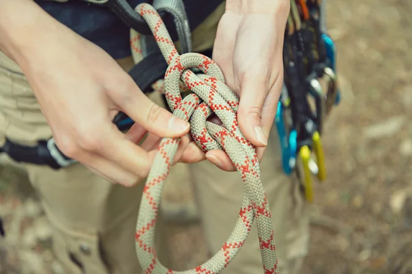 Climber doing figure eight knot — Stock Photo, Image