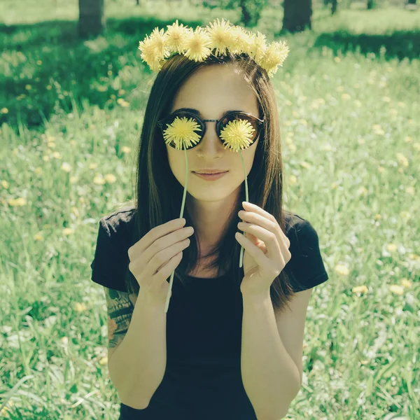 Woman in wreath of yellow dandelions — Stock Photo, Image