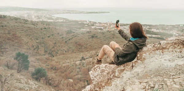 Femme assise sur la montagne avec boussole — Photo