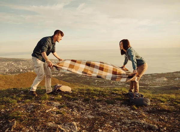 Paar verspreiding deken voor picknick — Stockfoto