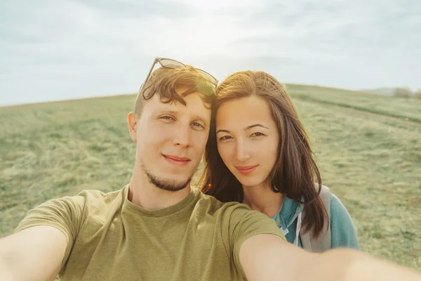 Casal amoroso fazendo selfie nas montanhas Fotografias De Stock Royalty-Free