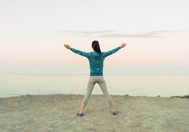 Kız egzersiz sabah kıyısında