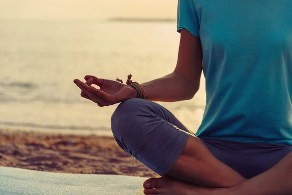 Nő meditál strandon lótusz póz — Stock Fotó