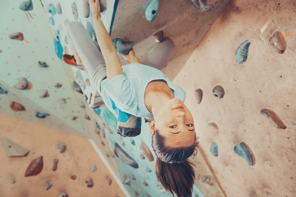 Donna arrampicata su parete pratica — Foto Stock