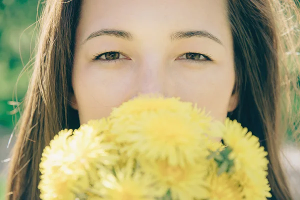 Kadın sarı dandelions buket — Stok fotoğraf