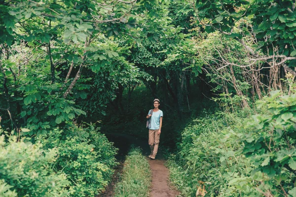 Mujer viajera caminando en el bosque de verano — Foto de Stock