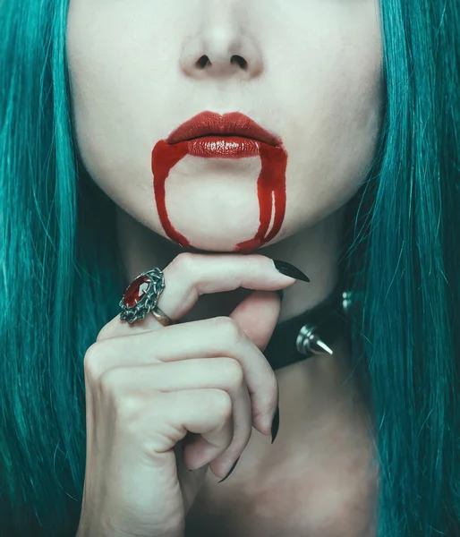 Donna vampiro con labbra rosse nel sangue — Foto Stock