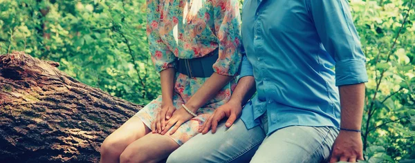 Miłości para siedzi na zwalone drzewo — Zdjęcie stockowe