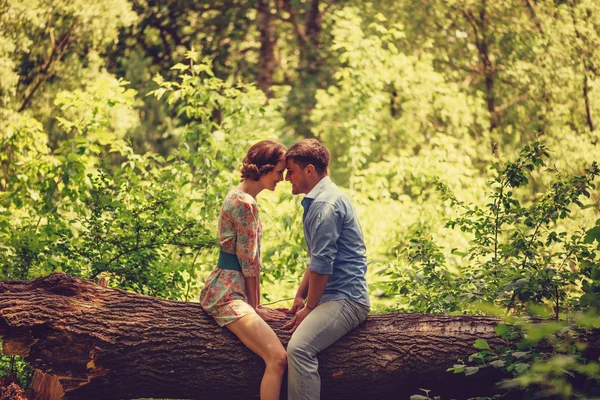 Couple aimant assis dans le parc d'été — Photo