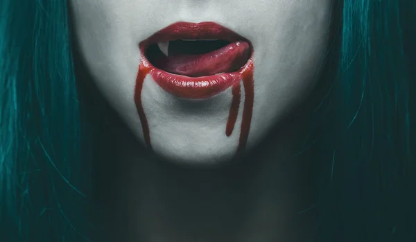 Sensuell kvinnlig vampyr läppar i blod — Stockfoto