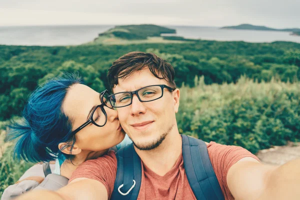 Viajante amoroso casal fazendo selfie Imagens Royalty-Free