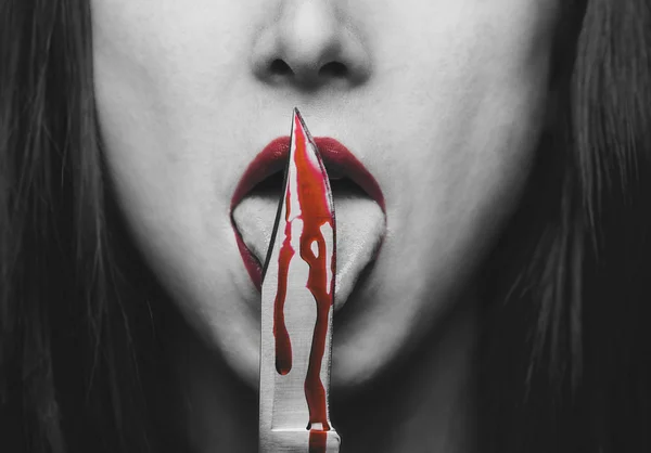 Frau mit blutigem Messer — Stockfoto