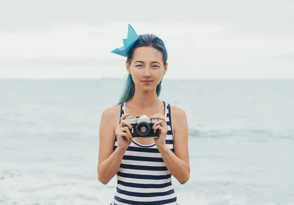 Mooi meisje rusten op strand — Stockfoto