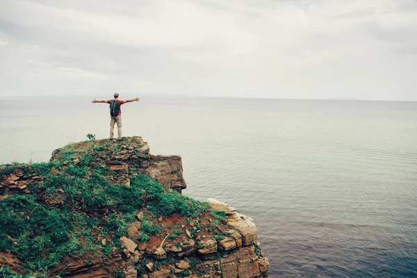 Счастливый путешественник наслаждается видом на море — стоковое фото