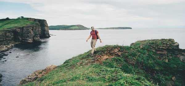 Hiker man walking on coastline near the sea — Stock Photo, Image