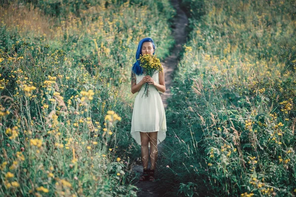 Mavi saçlı genç kadın — Stok fotoğraf
