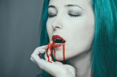 Vampir kadın ağzından kan mendil