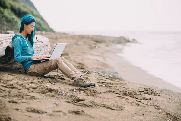 Žena pracuje na notebooku na písečné pláži — Stock fotografie