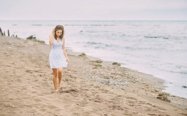 Beautiful woman walking on beach — Stock Photo, Image