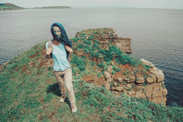 Femme randonneuse marchant sur la côte rocheuse — Photo