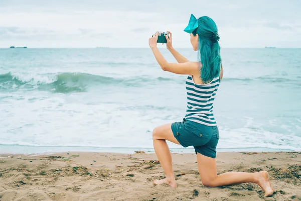 Meisje nemen foto's van zee — Stockfoto
