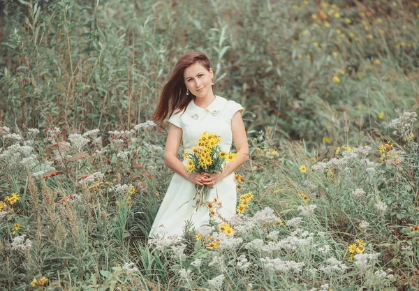 Vacker flicka med blombukett utomhus — Stockfoto