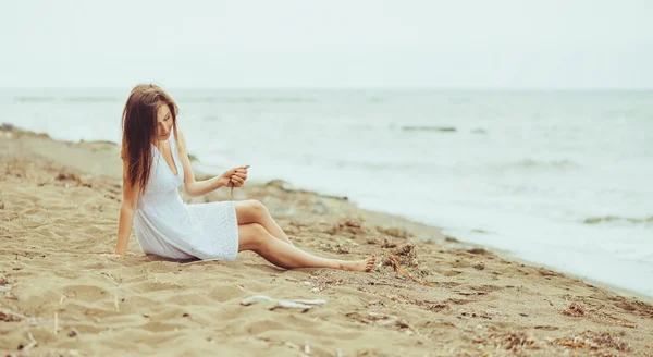 Mooi meisje rusten op strand — Stockfoto