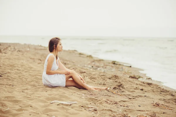 Meisje rusten op zand strand — Stockfoto