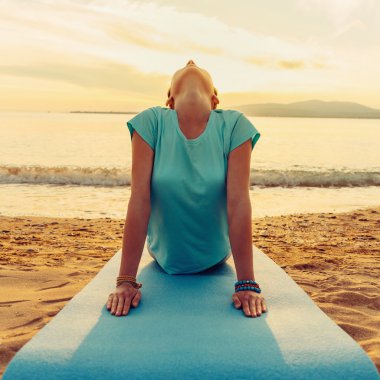 Kız köpek yukarı bakacak şekilde, yoga poz 