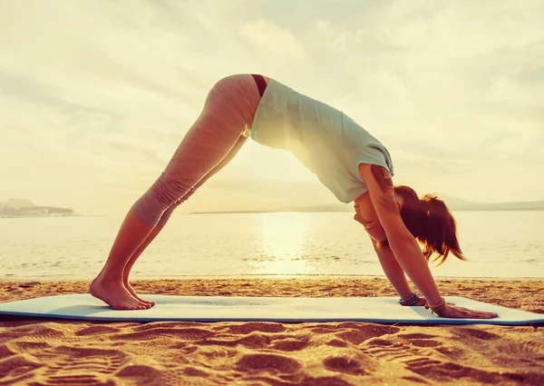 Girl practicing yoga on beach — Stock Photo, Image