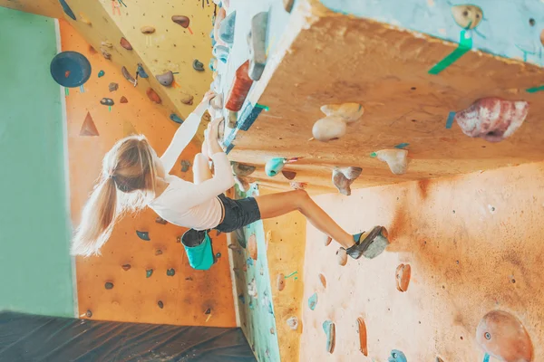 Ragazza che pratica in palestra di arrampicata — Foto Stock