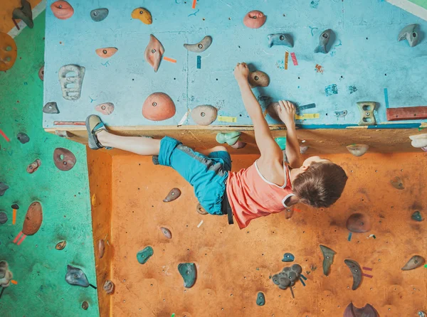 Niño practicando en gimnasio de escalada —  Fotos de Stock