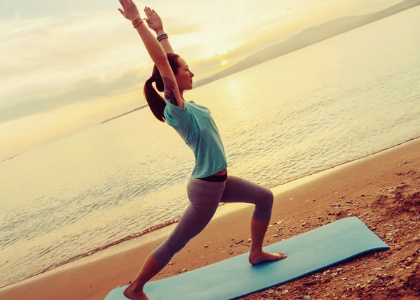Menina praticando ioga na costa — Fotografia de Stock