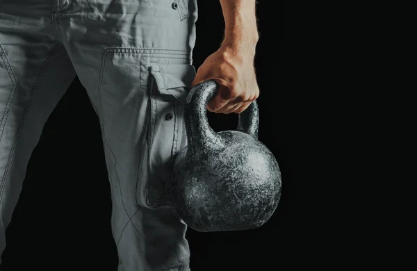 Manlig hand med kettlebell — Stockfoto