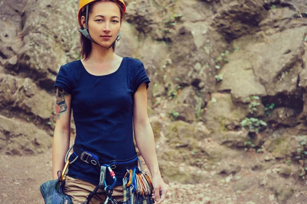 Climber woman near the rock — Stock Photo, Image