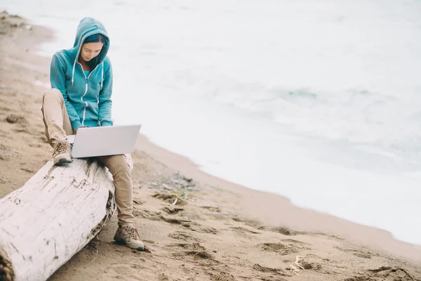 Nezávislý pracovník pracuje na notebooku na pláži — Stock fotografie