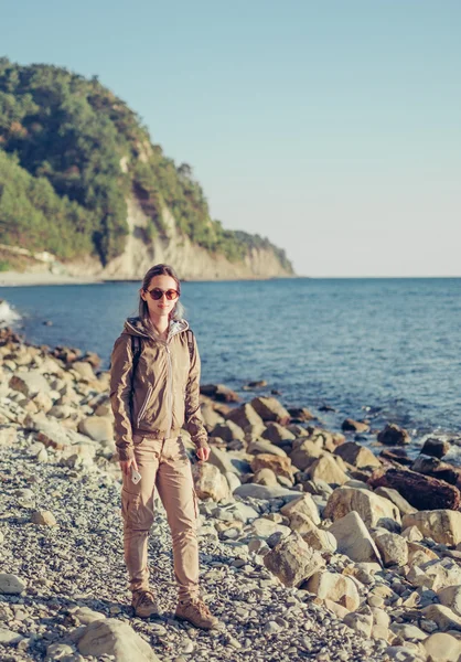 Vrouw lopen op de wal — Stockfoto