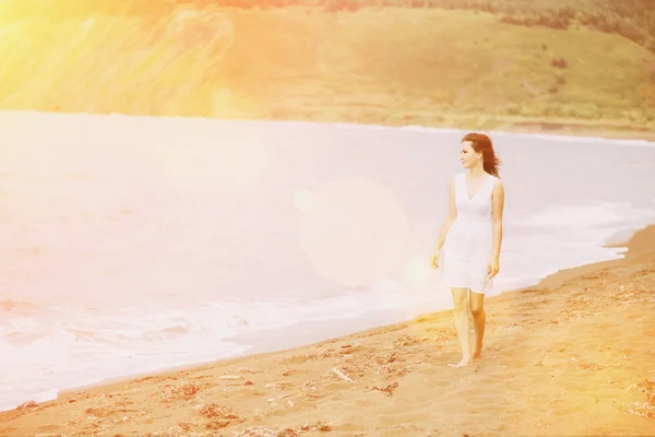 Mooi meisje lopen op strand — Stockfoto