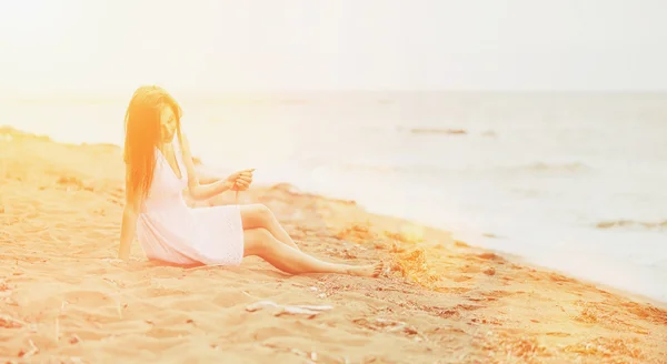 Güzel kız sahilde dinlenme — Stok fotoğraf