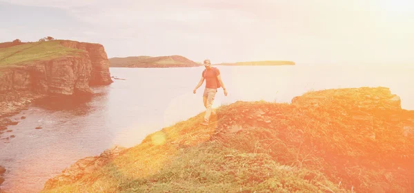 Hiker man gå på kusten nära havet — Stockfoto