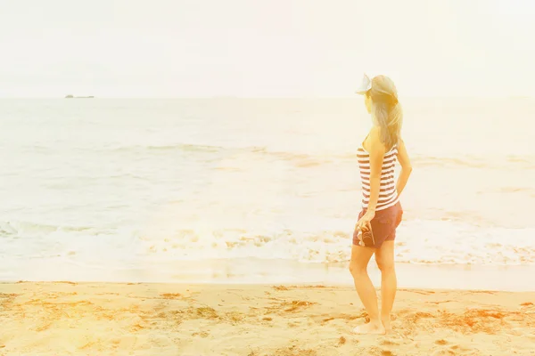 Frau ruht sich am Meer aus — Stockfoto