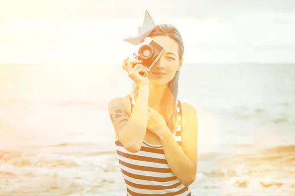 Námořník dívka na pláži — Stock fotografie