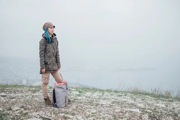 Девушка-путешественница на открытом воздухе — стоковое фото