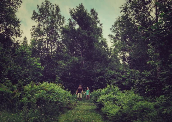 Casal caminhando na floresta — Fotografia de Stock