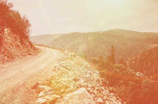 Camino de montaña en día soleado — Foto de Stock