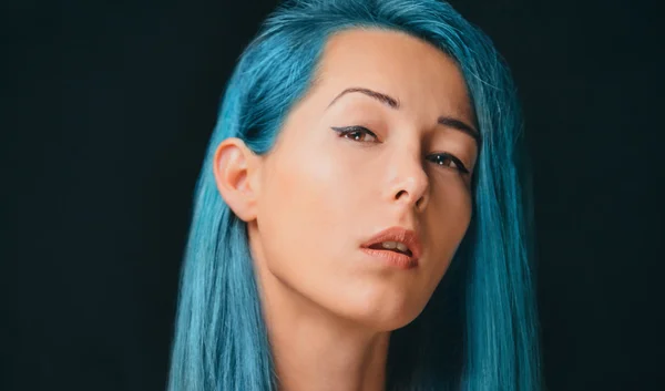 Kreatives Mädchen mit blauen Haaren — Stockfoto