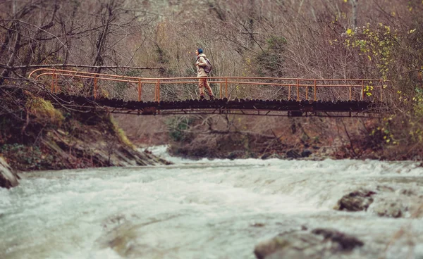 Hiker on bridge — Stock Photo, Image