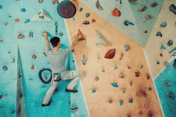 Uomo arrampicata in palestra — Foto Stock