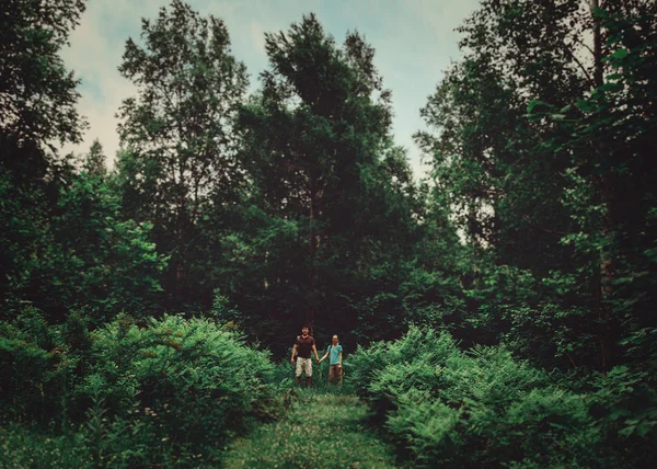 Caminhante casal andando na floresta — Fotografia de Stock