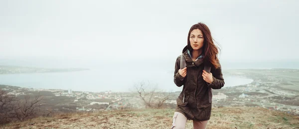 Hiker with backpack walking up on mountain — Stock Photo, Image